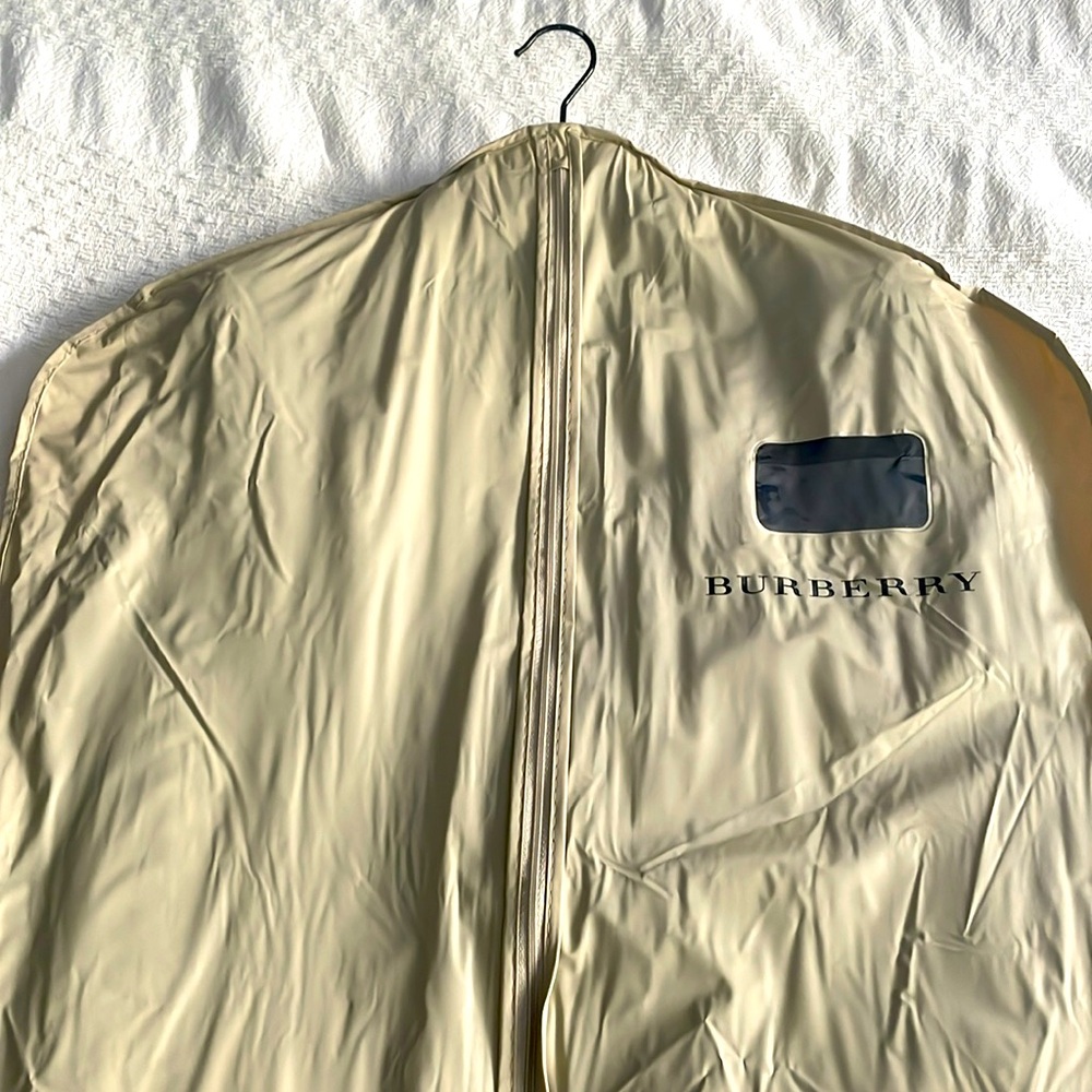 Burberry trench coat, in a perfect condition, barely used. Fabulous! Authentic
